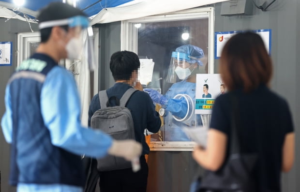 27일 오전 서울역 선별검사소를 찾은 시민들이 검사를 받고 있다. 사진=연합뉴스