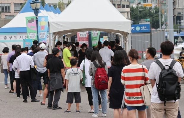 서울역 광장에 마련된 코로나19 선별검사소에 시민들이 검사를 받기 위해 줄을 서 있다. /사진=연합뉴스