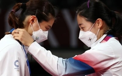 [올림픽] 동메달 서로 걸어준 김소영-공희용 "계속 붙어 있을래"