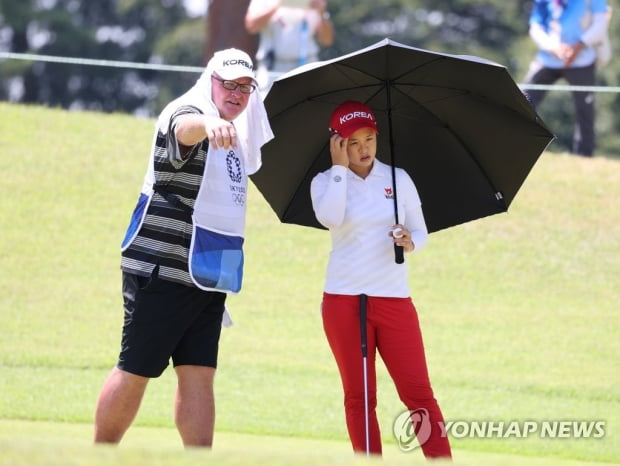 3위와 3타 차 김세영 "마지막 날 빨간 바지 입어볼까요"