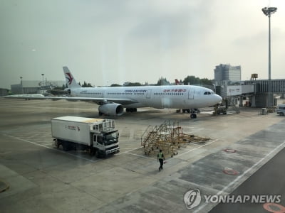 미, 4개 중국발 항공편 승객 40%로…중국 제재 '맞불'