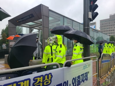 폭우 속 거리 나선 자영업자들 "흘린 눈물이 비보다 많아"(종합)