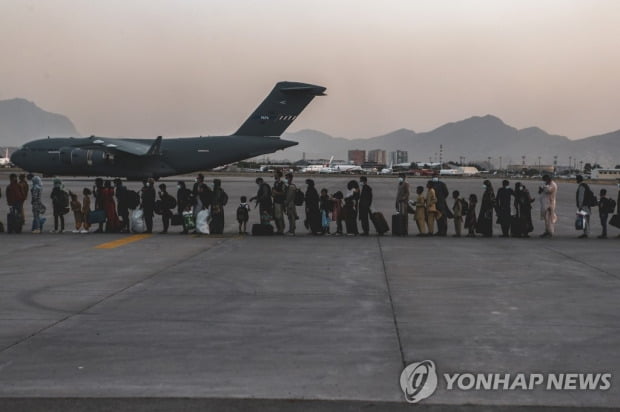 [카불 엑소더스] ① 닫히는 아프간 탈출구…'구명선 타자' 장사진