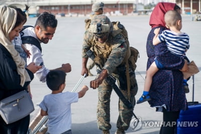 '예비 아빠'·'사탕 주던 군인'…카불 테러로 숨진 미 해병 사연