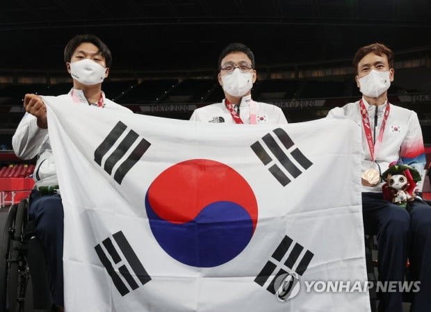 [패럴림픽] 도쿄에 띄운 태극기 세 개…주영대 "애국가 부르는데 울컥"