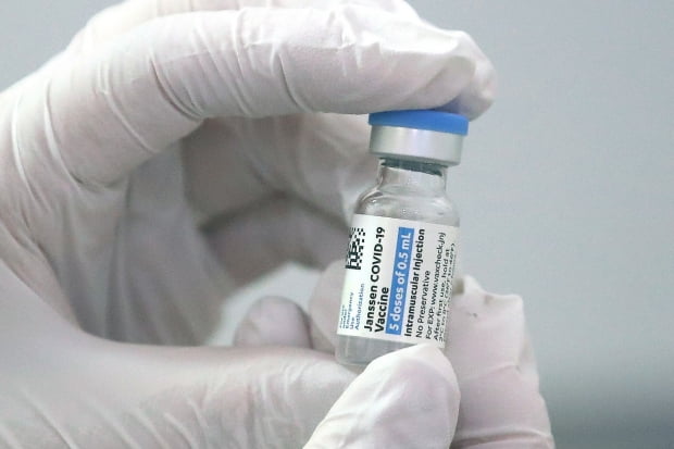 신종 코로나바이러스 감염증(코로나19) 얀센 백신접종 이틀째인 11일 오전 서울 종로구의 한 의원에서 의료진이 얀센 백신을 들어보이고 있다. /사진=뉴스1