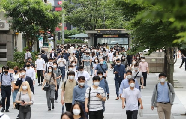 서울 여의도역에서 마스크를 쓴 시민들이 출근을 하고 있다. 사진=뉴스1