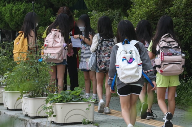 7일 오전 서울 시내의 한 초등학교에서 학생들이 등교를 하고 있다.  사진=뉴스1