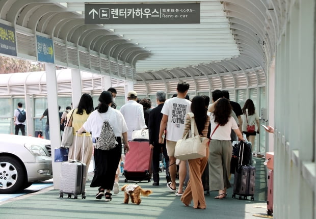 지난 11일 제주국제공항이 관광객으로 붐비고 있다. 사진=뉴스1