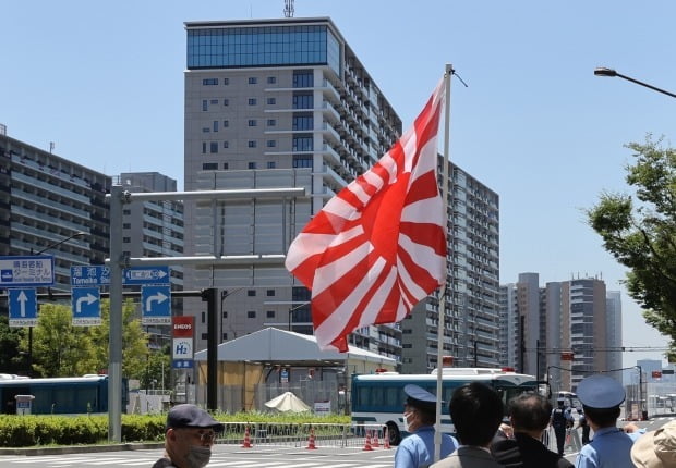 지난달 19일 대한민국 올림픽 선수촌 앞에서 욱일기를 들고 시위하고 있는 일본 극우단체의 모습. /사진=뉴스1