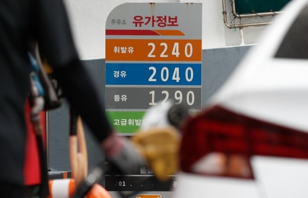 서울 시내 주유소에서 한 직원이 차량에 주유하고 있다. 사진=뉴스1