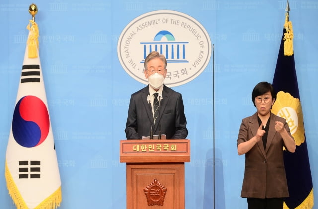 더불어민주당 대선 예비후보인 이재명 경기도 지사가 3일 오후 서울 여의도 국회 소통관에서 