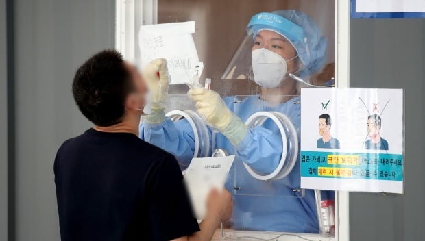 5일 오전 서울 중구 서울역광장에 마련된 신종 코로나바이러스 감염증(코로나19) 임시선별진료소에서 시민이 검사를 받고 있다. /사진=뉴스1