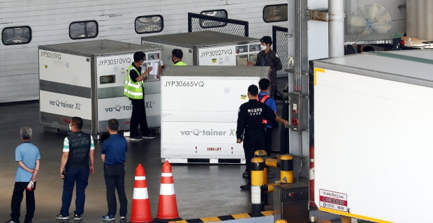 모더나의 코로나19 백신 130만3000회분이 7일 오후 인천국제공항에 도착해 옮겨지고 있다. 사진=뉴스1