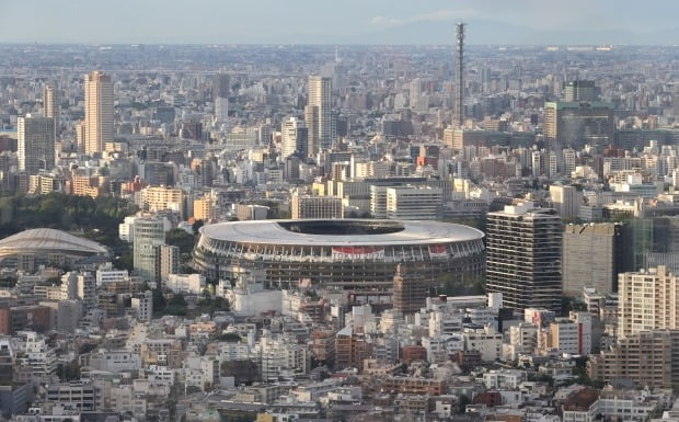 2020 도쿄올림픽 폐막일인 8일 일본 도쿄 시부야 한 고층 빌딩 전망대에서 바라본 올림픽 주경기장인 도쿄국립경기장에 석양이 드리우고 있다. /뉴스1