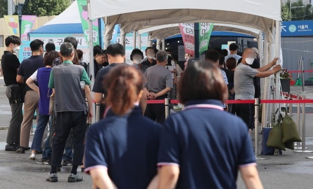 9일 서울역 임시선별진료소를 찾은 시민들이 검사 대기를 하고 있다. 이날 기준 신규 확진자 1492명은 일요일 기준 최다 기록으로 조사됐다. /사진=뉴스1