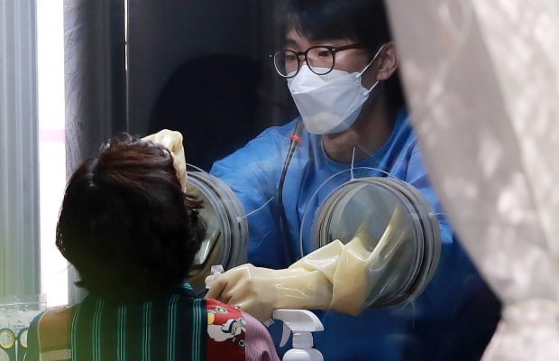 12일 오전 서울 영등포구 여의도공원에 마련된 신종 코로나바이러스 감염증(코로나19) 임시선별진료소에서 의료진이 검체를 채취하고 있다. /사진=뉴스1