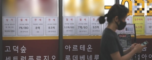 서울 강동구 인근 공인중개사 사무소에 매물 정보가 게시돼 있다. /뉴스1