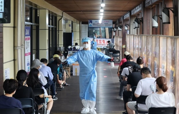 12일 오후 서울 송파구보건소에 마련된 선별진료소에서 시민들이 신종 코로나바이러스 감염증(코로나19) 검사를 받기 위해 대기하고 있다. /사진=뉴스1