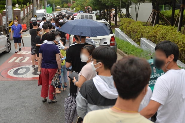 14일 경북 포항시 북구보건소 선별진료소 인근이 신종 코로나바이러스 감염증(코로나19) 검사를 받기 위해 나온 시민들로 북새통을 이루고 있다. 사진=뉴스1