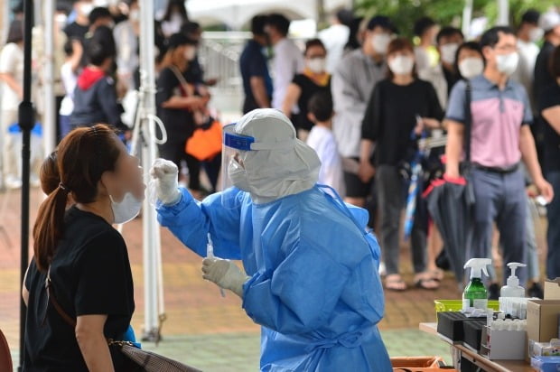 경북 포항시 북구 보건소 선별진료소에서 시민들이 신종 코로나바이러스 감염증(코로나19)검체 검사를 받기 위해 기다리고 있다. /사진=뉴스1