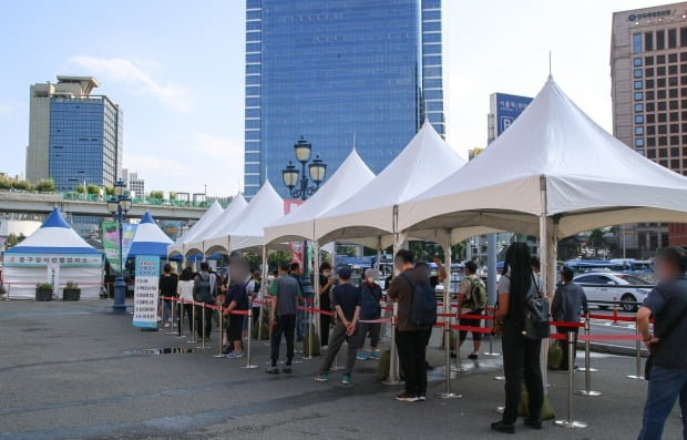 서울 중구 서울역광장에 마련된 신종 코로나바이러스 감염증(코로나19) 임시 선별진료소에서 시민들이 검사를 기다리고 있다. /사진=뉴스1