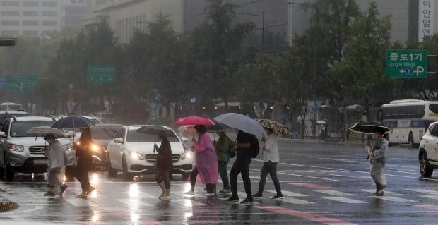 가을장마가 찾아온 21일 서울 세종대로사거리 횡단보도에서 우산을 쓴 시민들이 비를 피하며 발걸음을 재촉하고 있다. [사진=연합뉴스]