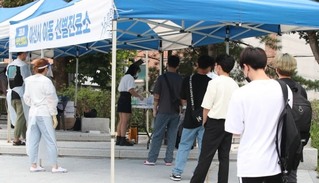 30일 충남 아산 순천향대학교에 마련된 외국인선별진료소에서 외국인 학생들이 신종 코로나바이러스 감염증(코로나19) 검사를 받고 있다. /사진=뉴스1