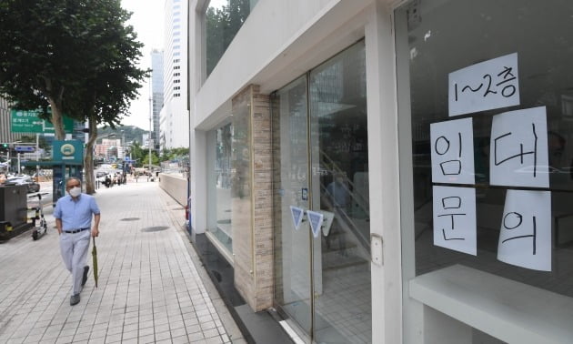 코로나19 장기화로 자영업자 폐업이 급증하고 있다. 서울 종로구 한 건물에 임대문의 안내문이 부착돼있다. 김범준기자
