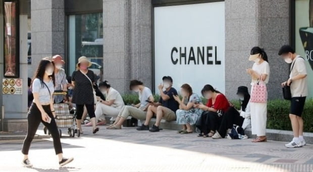 서울 시내 한 백화점 명품관 앞에서 기다리는 시민들의 모습. [사진=뉴스1]