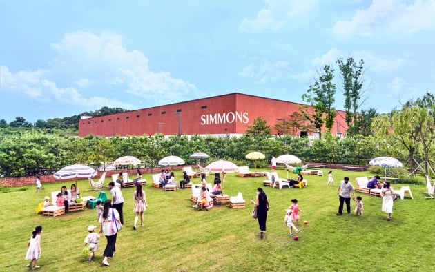 시몬스 테라스에 마련된 야외 정원에서 관람객들이 휴식을 즐기고 있다. 뒤에는 시몬스의 생산 공장 및 연구개발 센터인 ‘시몬스 팩토리움’이 있다.
