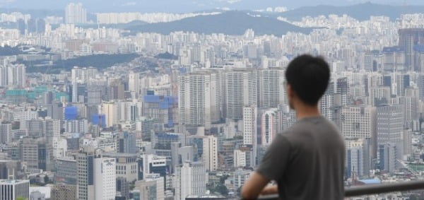 수도권 상위 20%의 주택 가격이 처음으로 평균 15억원을 넘어선 것으로 나타났다. 2일 서울 남산에서 바라본 서울 시내의 아파트 모습. 김범준 기자