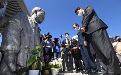 전태일 동상 앞에 묵념하는 윤석열-장기표