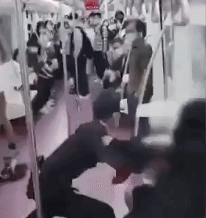 중국 지하철 보안요원이 한 여성을 끌어내고 있다/사진=유튜브 캡처 