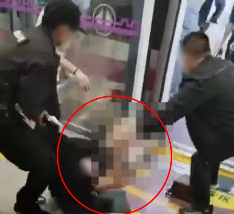 중국에서 한 여성이 끌려나가고 있다/사진=Totuiao