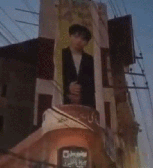 파키스탄 팬들이 공개한 방탄소년단 정국 생일 광고 철거 영상/사진=소셜미디어 캡처
