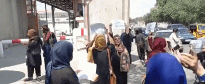 "과거로 돌아갈 수 없어" 탈레반 앞 시위하는 아프간 여성들 [영상]