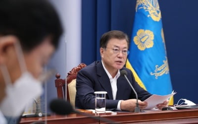 문 대통령 "새 방역체계로 전환 모색"…위드코로나 속도 내나