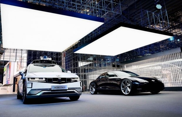(왼쪽부터)아이오닉 5 로보택시, 콘셉트카 '프로페시', 아이오닉 브랜드 대형 SUV 콘셉트 실루엣. 사진=현대차