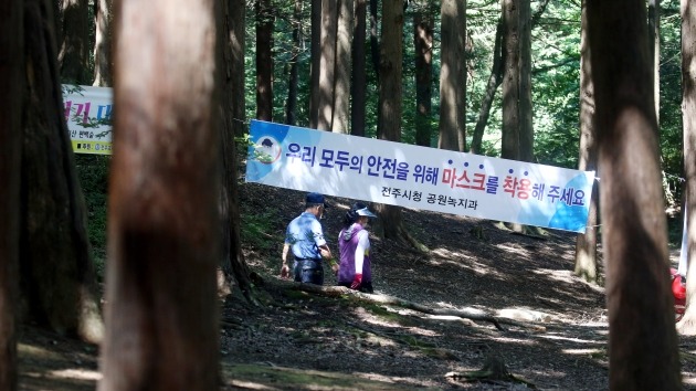 폭염에도 마스크 쓰며 걷기 운동하는 중년 [사진=연합뉴스]