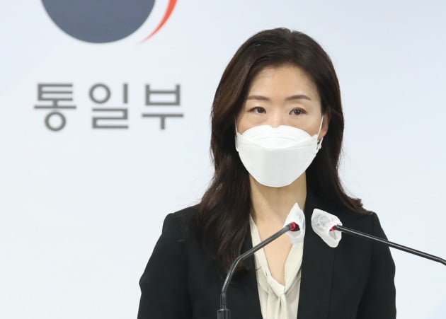 이종주 통일부 대변인이 지난달 30일 정부서울청사에서 열린 정례브리핑에서 취재진의 질문에 대답하고 있는 모습./ 뉴스1