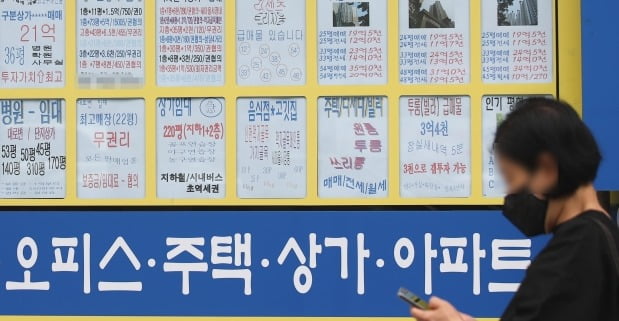 서울 송파구의 한 공인중개사에 붙은 매매 및 전세가격표 모습. /연합뉴스