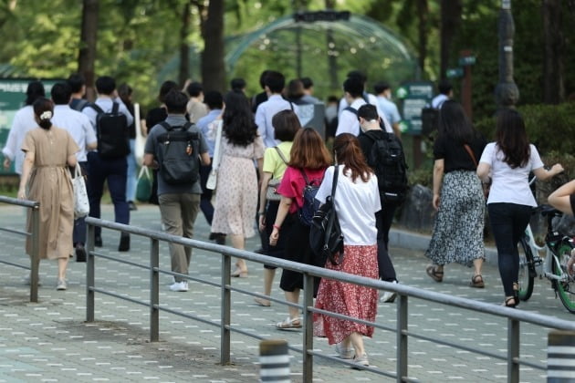 서울 여의도 인근에서 시민들이 출근 및 이동하고 있다. /연합뉴스
