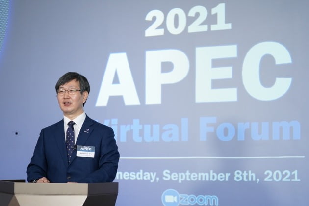 김범수 연세대 바른ICT연구소 소장이 2021 APEC 포럼 개회사를 하고 있다.