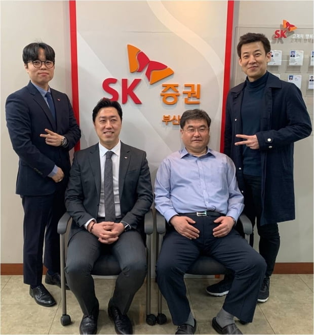 (왼쪽부터) SK증권 부산지점의 김성헌 주임, 김봉균·이정호 부장, 노석민 차장은 작년에 이어 두 번째로 '2021 제27회 한경스타워즈 실전투자대회(하반기)'에 참가한다. /사진=SK증권