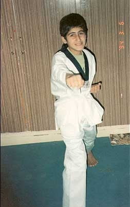 자서전에 실린 오마르 빈 라덴의  어린 시절 사진. 태권도복으로 추정되는 옷을 입고 주먹 지르기를 하고 있다.