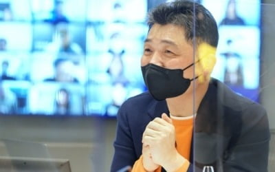 "탐욕과 구태의 상징"…카카오 김범수 '정치권 표적' 됐다 [강경주의 IT카페]