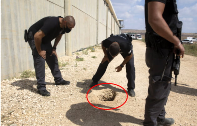 이스라엘 경찰이 지난 6일(현지시간) 길보아 교도소에서 탈옥한 수감자들이 만든 땅굴을 살펴보고 있다/사진=AP