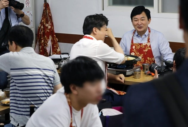 국민의힘 이준석 대표와 원희룡 대선 예비후보가 12일 오후 서울 중구의 한 떡볶이집에서 회동을 하고 있다. 이번 만남은 '녹취록 갈등'으로 남은 감정을 털어버리자는 취지와 당내 현안 등을 논의하기 위해 원 후보의 제안으로 이뤄졌다. 2021.9.12/뉴스1