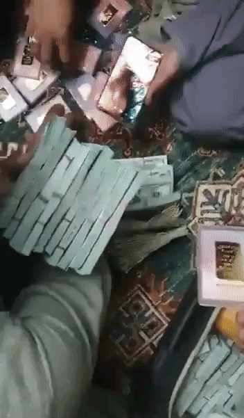 탈레반이 암룰라 살레 전 부통령 집에서 발견했다고 주장하는 현금과 금괴의 모습/영상=아마둘라 무타키 SNS 